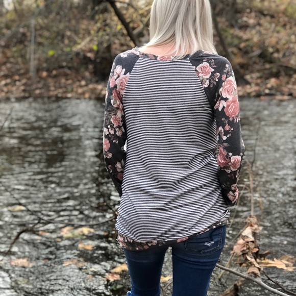 Floral and stripes contrast top with front pocket - Picture 5 of 5